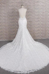 Elegantes vestidos de novia de corte sirena con apliques y tirantes finos
